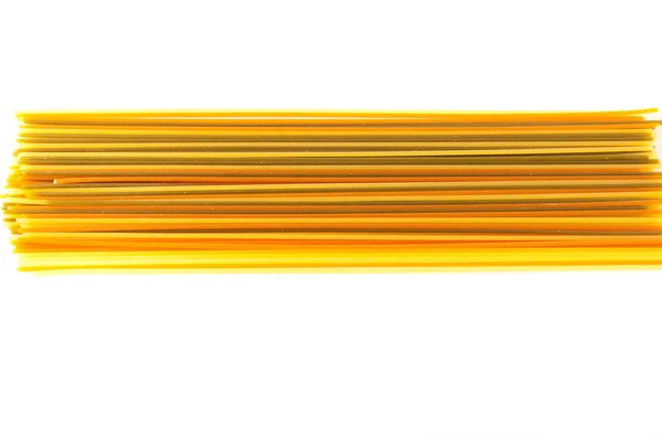 Hrubé žluté makarony v — Stock fotografie