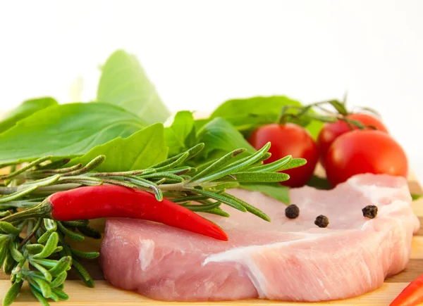Mięsa, pomidorów, bazylii i pieprz — Zdjęcie stockowe