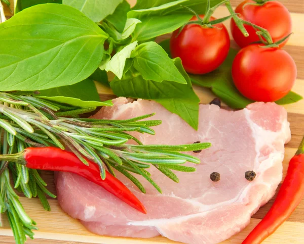 Maso, rajčata, bazalka a pepř — Stock fotografie