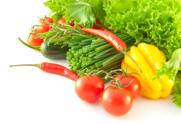 Tomaten, eine Zwiebel, Paprika und Salat — Stockfoto