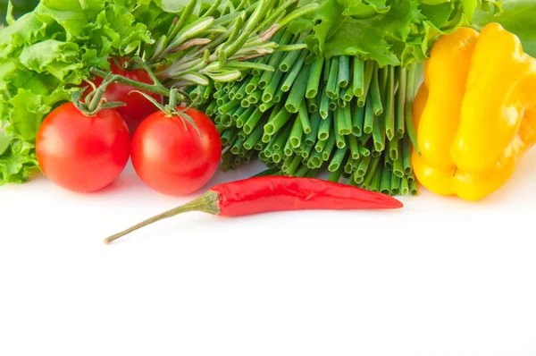 Tomaten, eine Zwiebel, Paprika und Salat — Stockfoto
