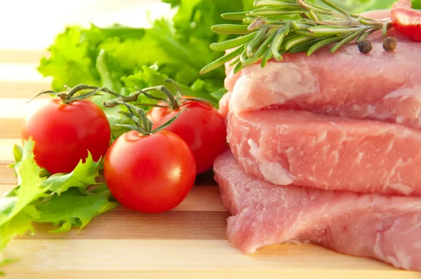 Tomates, uma cebola, pimentão e carne — Fotografia de Stock