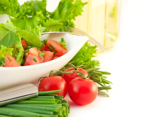 Tomates, uma cebola, pimentão e salada — Fotografia de Stock