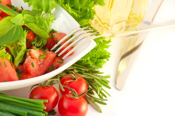 Tomates, uma cebola, pimentão e salada — Fotografia de Stock