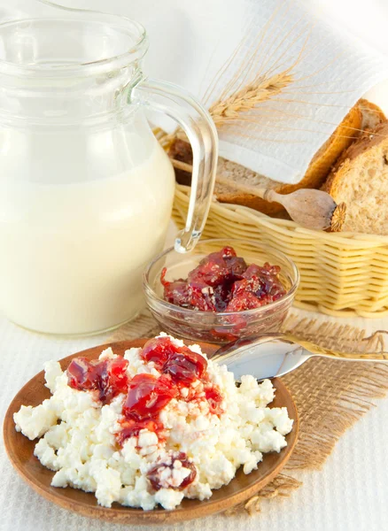 Jug dengan susu, roti dan bunga liar — Stok Foto