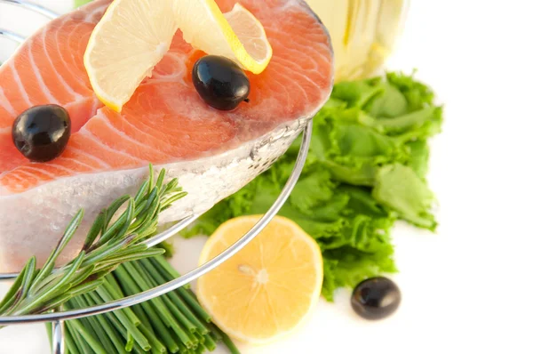El salmón, el limón y las aceitunas en gri — Foto de Stock