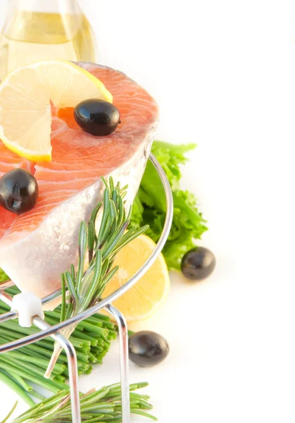 El salmón, el limón y las aceitunas en gri —  Fotos de Stock