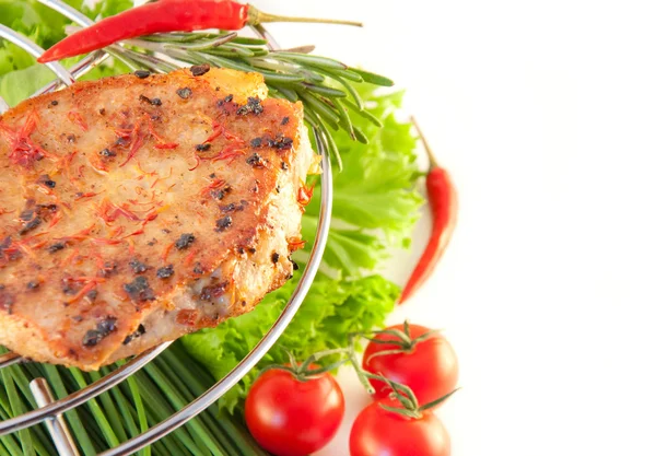 Fleisch, eine Zwiebel und Pfeffer auf einem Grill — Stockfoto