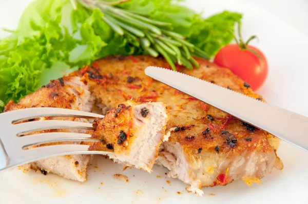 Fleisch, eine Zwiebel und Pfeffer auf einem Grill — Stockfoto