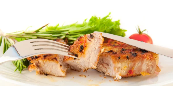 Carne, una cipolla e pepe su una grata — Foto Stock