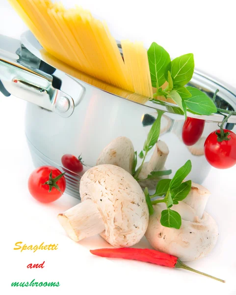 Funghi, pepe, pomodori e un basilico — Foto Stock
