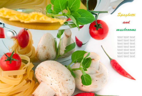 Funghi, pepe, pomodori e un basilico — Foto Stock