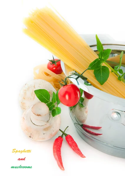 Champignons, Paprika, Tomaten und Basilikum — Stockfoto