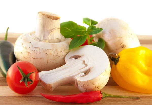 Cogumelos, pimentão, tomates e um manjericão — Fotografia de Stock