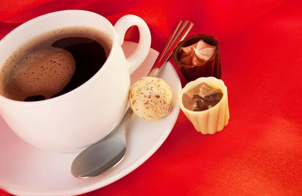 Taza de café con chocolates —  Fotos de Stock