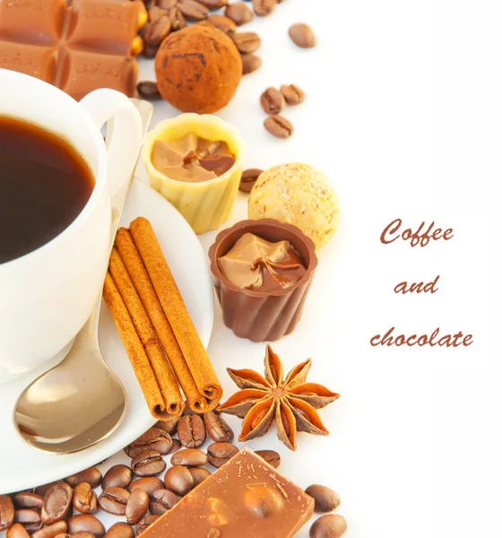 Tazza di caffè con cioccolatini — Foto Stock