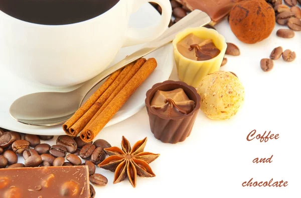Xícara de café com chocolates — Fotografia de Stock