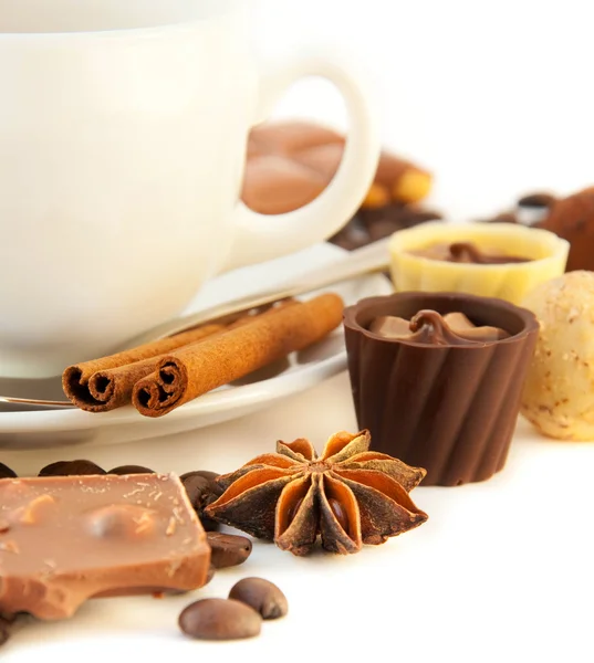 チョコレートとコーヒーのカップ — ストック写真