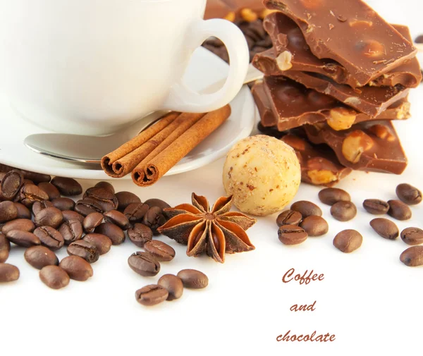 Tazza di caffè con cioccolatini — Foto Stock