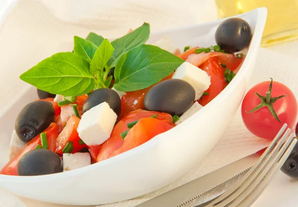 Salat aus Tomaten, Oliven und dem Kuhkäse — Stockfoto