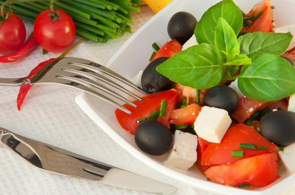 Салат из помидоров, оливок и коровьего сыра — стоковое фото
