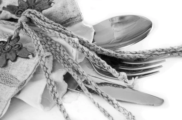 Tabulka vidlička a nůž v ubrousku — Stock fotografie