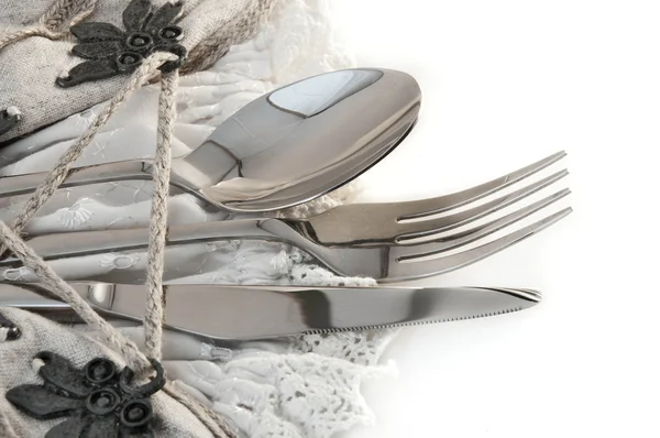 Tenedor de mesa y cuchillo en una servilleta — Foto de Stock