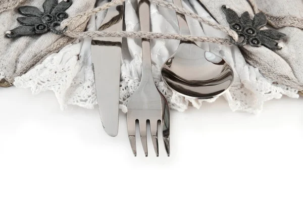 Forchetta da tavola e coltello in un tovagliolo — Foto Stock