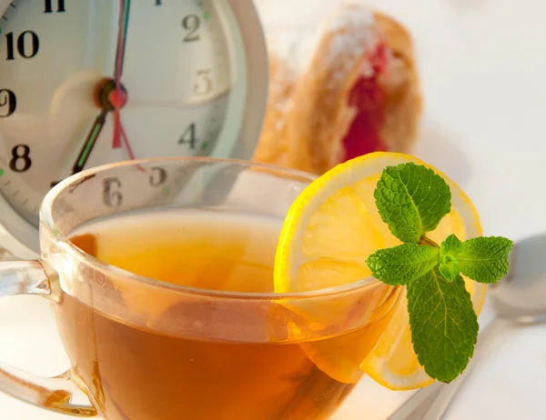 Croissant med marmelad och te med citron — Stockfoto