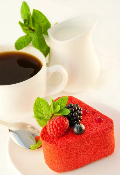 Cake in de vorm van hart met een blackberry — Stockfoto