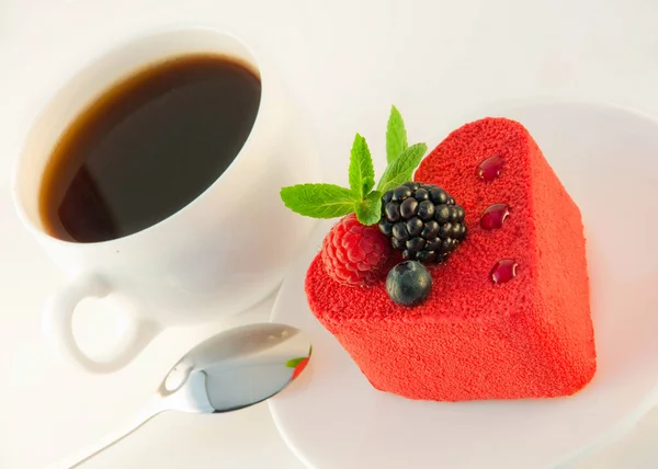 蛋糕与黑莓的心的形式 — 图库照片