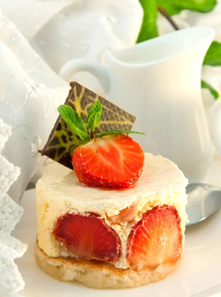 从草莓和奶油蛋糕 — 图库照片