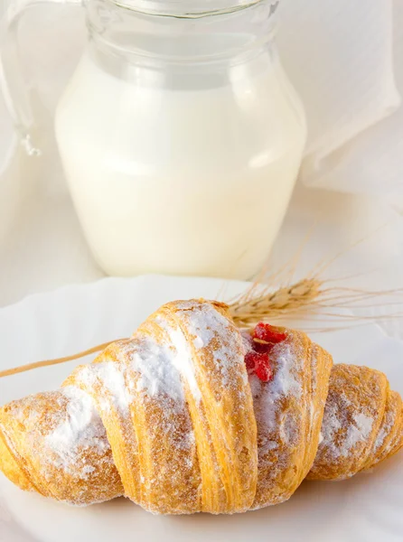 Croissant, lekvárt és a tej — Stock Fotó