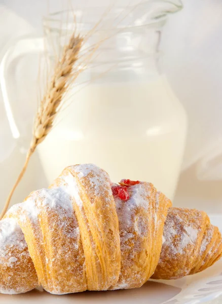 Croissant with jam and milk — Stock Photo, Image