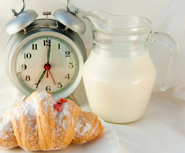 Croissant con marmellata e latte — Foto Stock