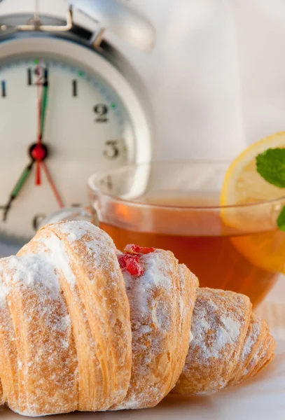 Croissant con marmellata e tè con un limone — Foto Stock