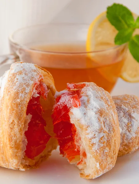 Croissant with jam and tea with a lemon — Stock Photo, Image
