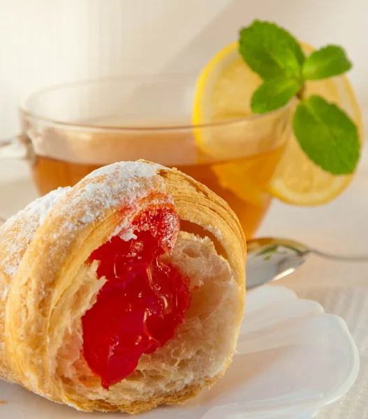 Croissant with jam and tea with a lemon — Stock Photo, Image