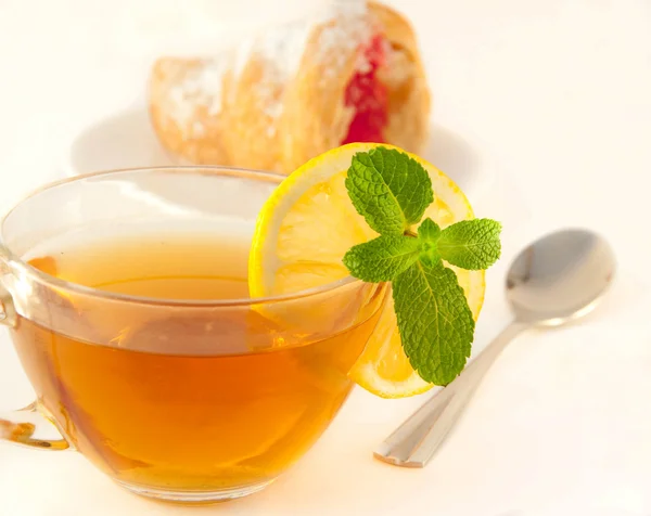 Croissant med marmelad och te med citron — Stockfoto