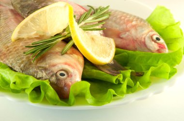 taze balık, crucian bir limon ve bir soğan, zeytinyağı ile salata