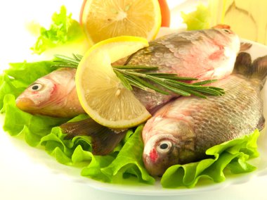 taze balık, crucian bir limon ve bir soğan, zeytinyağı ile salata