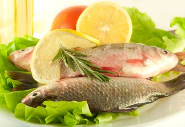 taze balık, crucian bir limon ve bir soğan, zeytinyağı ile salata