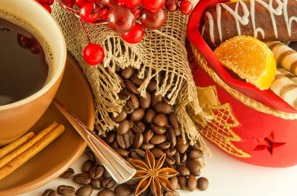 Weihnachtszweig aus Beeren und einer Tanne und eine Tasse Kaffee — Stockfoto