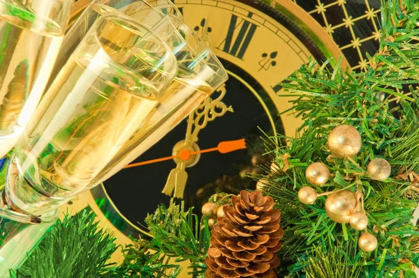 Tarjeta de Navidad. Las copas del champán en la víspera de Año Nuevo contra el reloj antiguo de pared — Foto de Stock