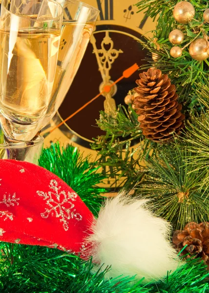 Kartki świąteczne. Nowy rok Maska przeciw gałęzie choinkowe z szyszek — Zdjęcie stockowe