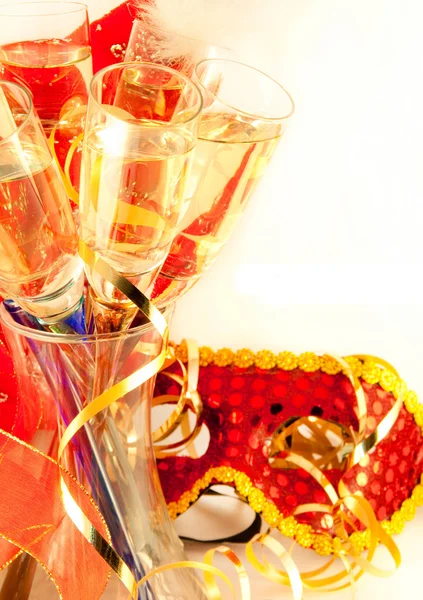 Karácsonyi kártya. pohár pezsgővel és egy új év maszk, a karnevál — Stock Fotó