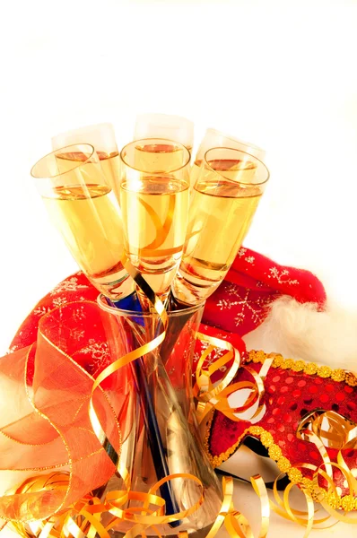 Biglietto di Natale. Bicchieri con champagne e maschera di un Anno nuovo, un carnevale — Foto Stock