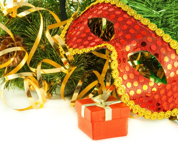 Weihnachtskarte. Neujahrsmaske gegen Tannenzweige mit Zapfen — Stockfoto