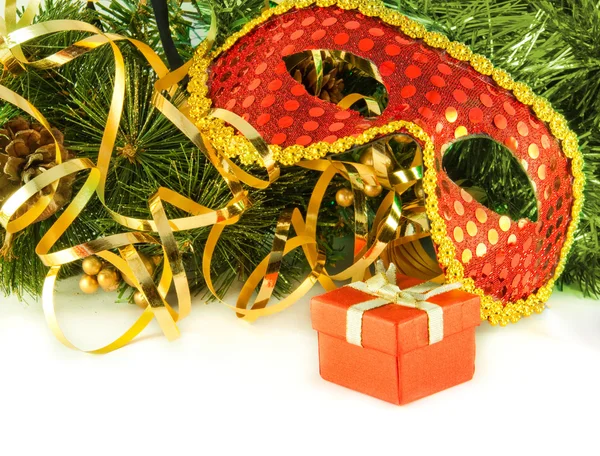 Різдвяна листівка. Новорічна маска проти гілок ялинки з шишками — стокове фото