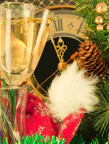 圣诞贺卡。杯香槟酒新年前夜对古墙上的钟 — 图库照片